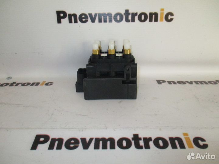 Блок клапанов пневмоподвески Audi A8