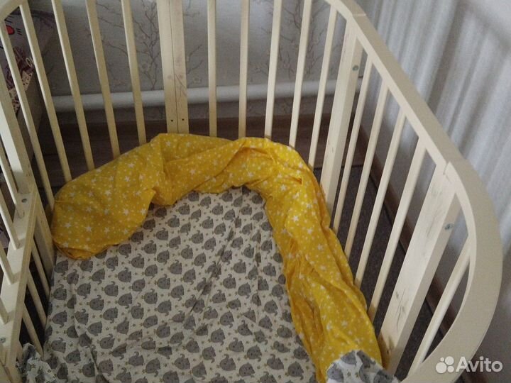 Детская кроватка с маятником