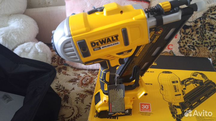 Комплект каркасного нейлера Dewalt DCN692M1