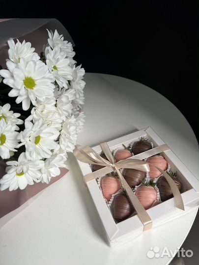 Набор клубники в шоколаде и букет хризантем