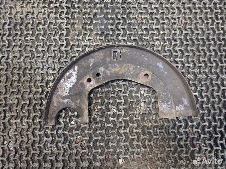 Кожух тормозного диска Mercedes 814, 1994