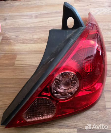 Фонарь задний правый автомобиль Nissan Tiida