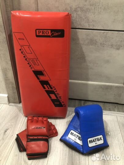 Макивара и перчатки для рукопашного боя