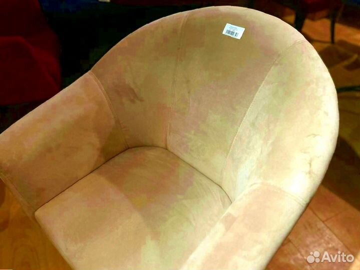 Кресло из велюра на ножках