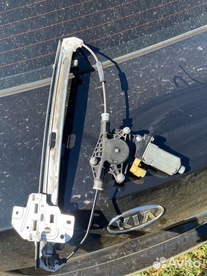 Задний правый электростеклоподъемник