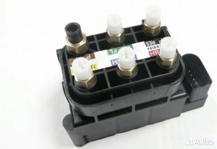 Блок клапанов пневмоподвески на Mercedes W221