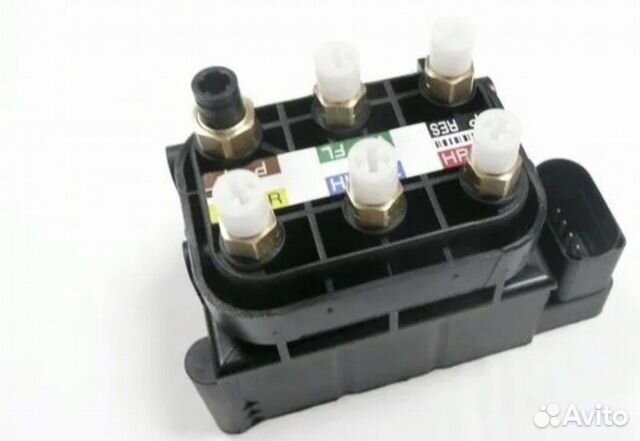 Блок клапанов пневмоподвески на Mercedes W221