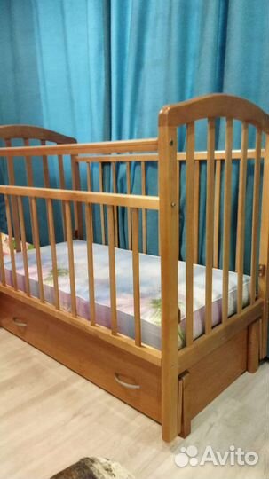 Детская кроватка с маятником и ящиком