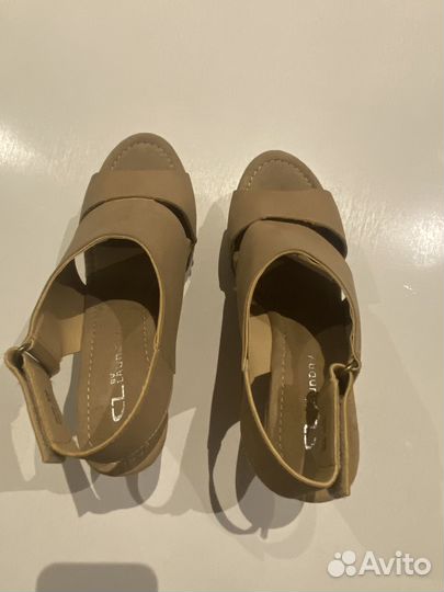 Босоножки на танкетке высокие