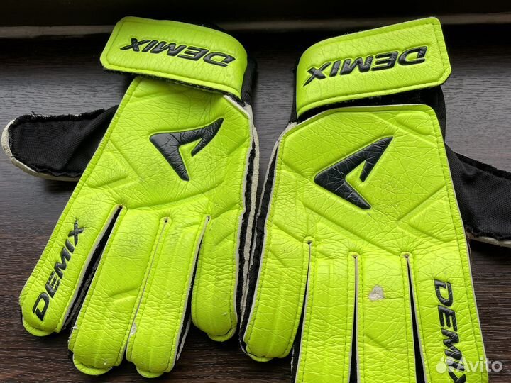 Вратарские перчатки