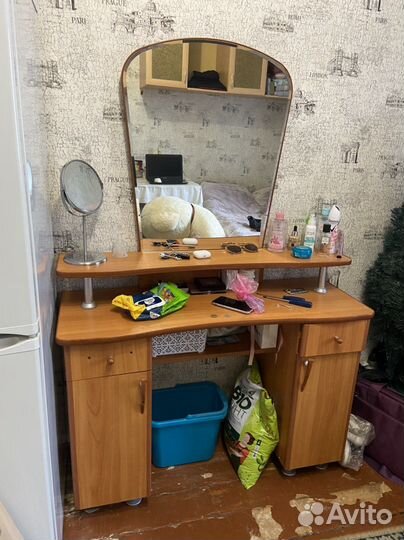 Продам туалетный столик