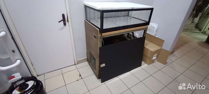 Аквариум для продажи рыб