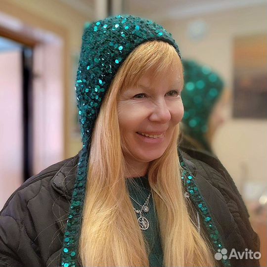 Вязаный чепчик с пайетками женский