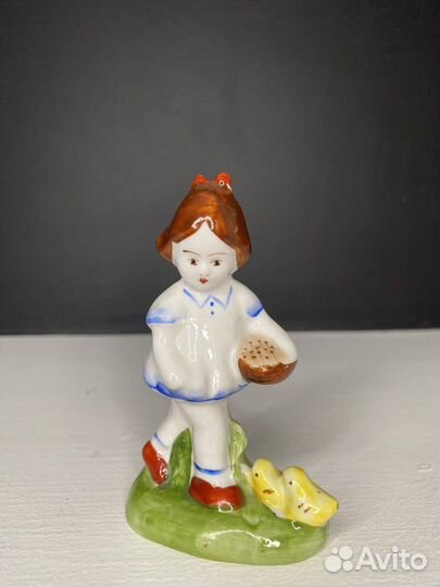 Статуэтка Девочка Кормит Цыплят Бронницы