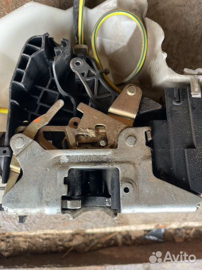 Замок двери задней левой mercedes w220