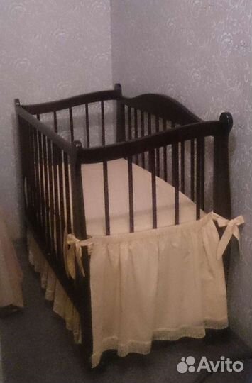 Детская кроватка с продольным маятником