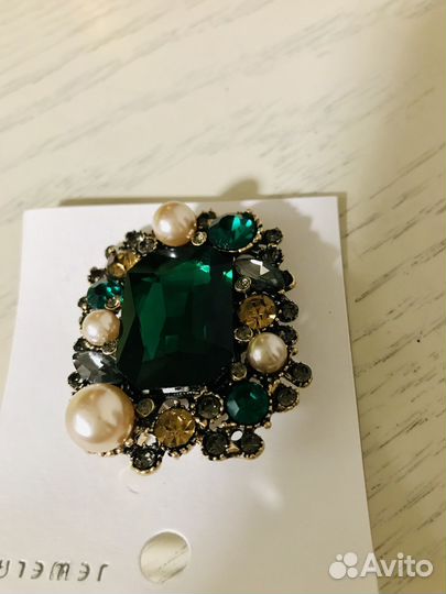 Эффектная изумрудная брошь с жемчужинами