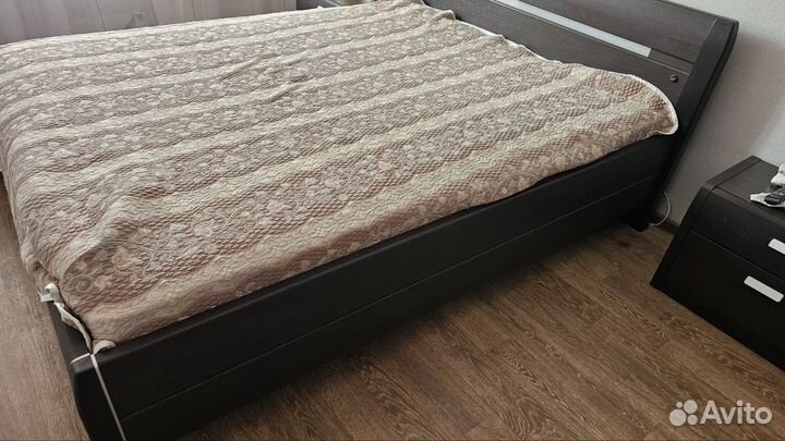 Кровать двухспальная бу 180 х 200 с комодом