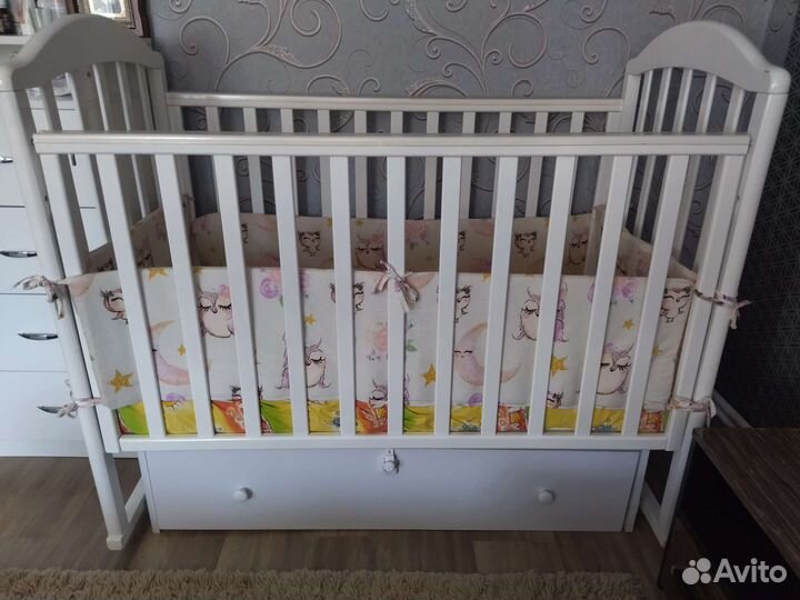 Детская кроватка с маятником