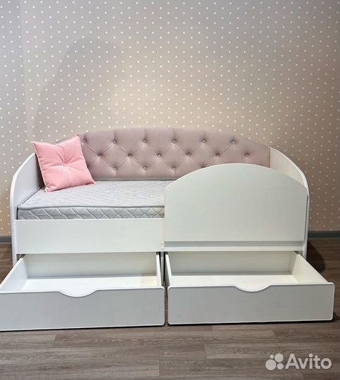 Детская кровать с мягкой обивкой