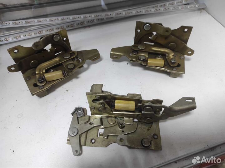 Механизм замка двери Волга газ-2410