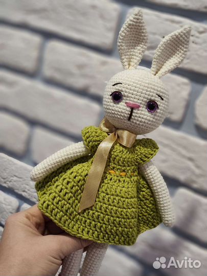 Вязаная игрушка Заяц в сарафане