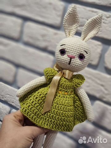Вязаная игрушка Заяц в сарафане