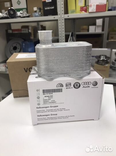 Радиатор масляный VAG 06J117021E