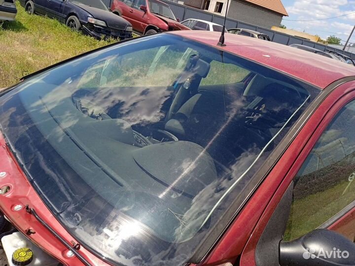 Стекло лобовое Пежо 206