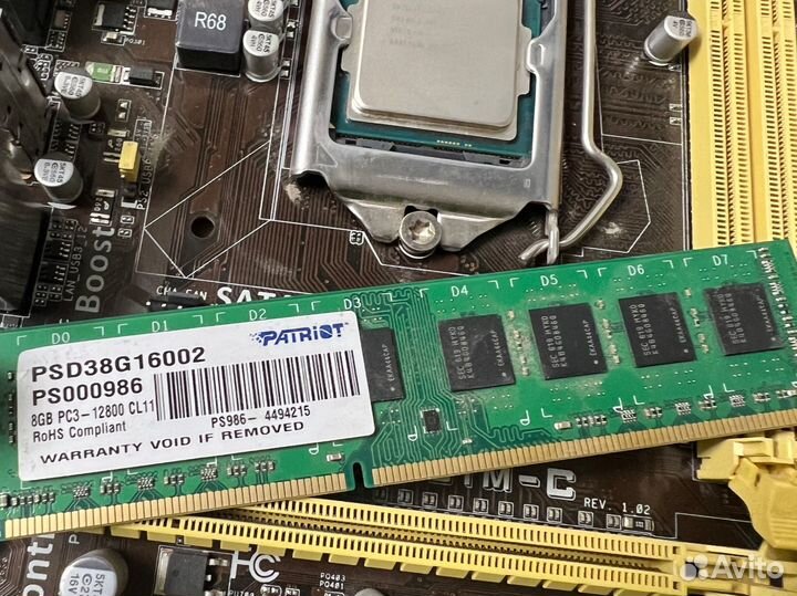 Материнская плата с процессором и памятью