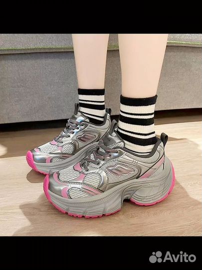 Кроссовки женские