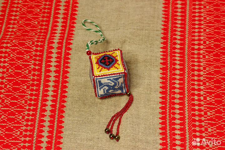 Брелок с традиционными русскими узорами