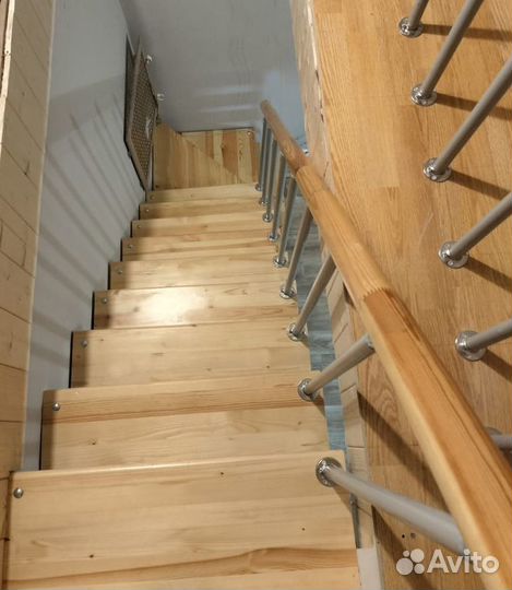 Лестница на второй этаж на металлокаркасе