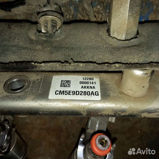 Топливная рампа с форсунками на Ford Focus 3