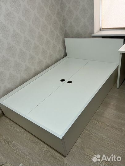 Кровать, шкаф, стол