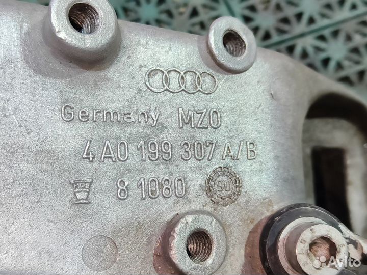 Кронштейн опоры двс левый Audi 100 2.5 Diesel