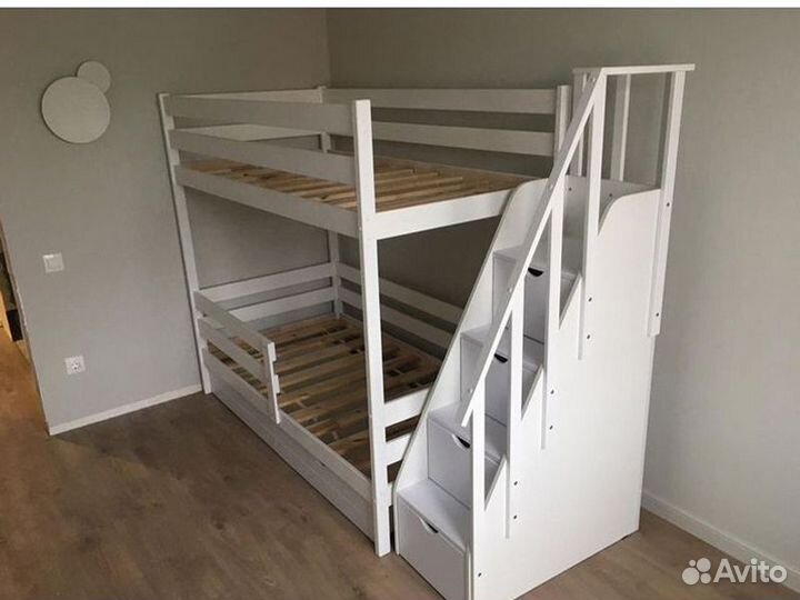 Двухъярусная детская кровать с лестницей комодом