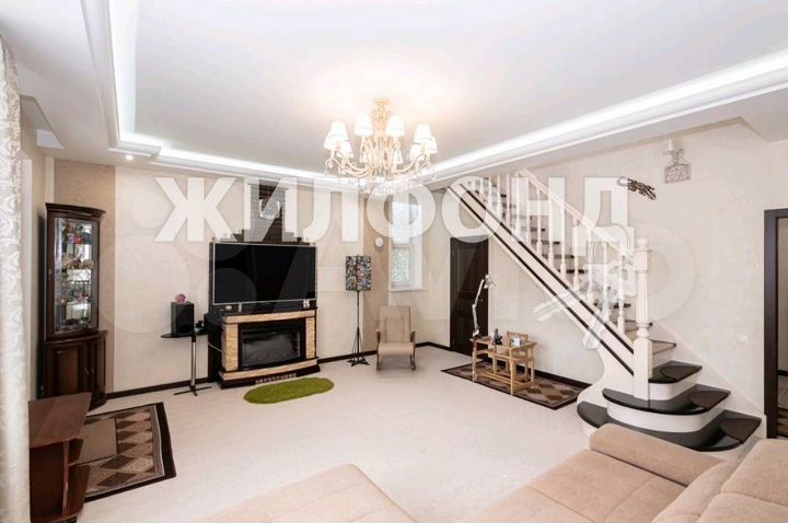 Дом 383 м² на участке 8 сот.