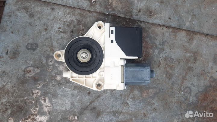 Моторчик стеклоподъемника задний левый