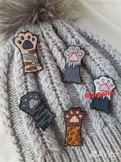 Брошь вышитая Кошачьи лапки