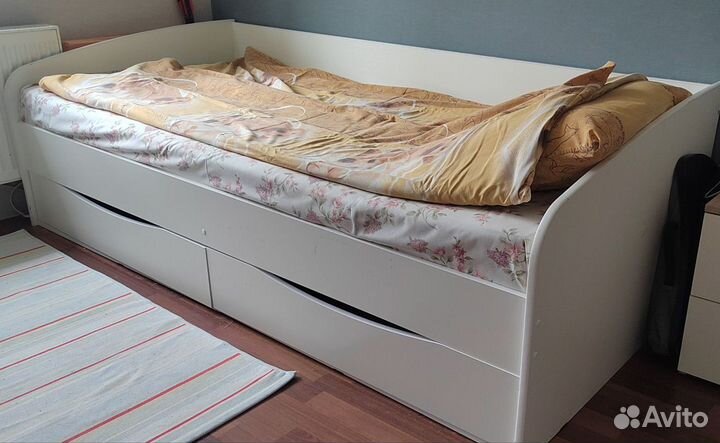 Кровать односпальная с матрасом белая