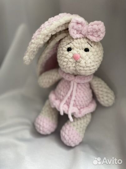 Заяц плюшевый вязаный