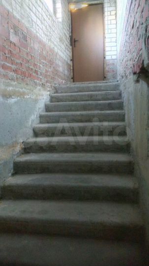 Отличный подвал с окнами в офисном здании