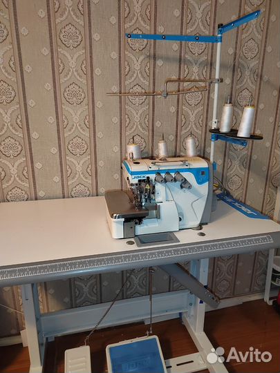 Промышленный оверлок пятинитка