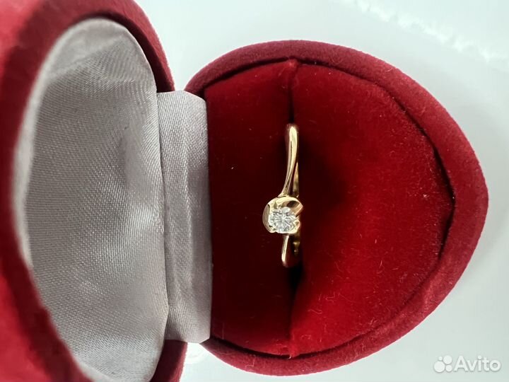 Золотое кольцо с бриллиантом
