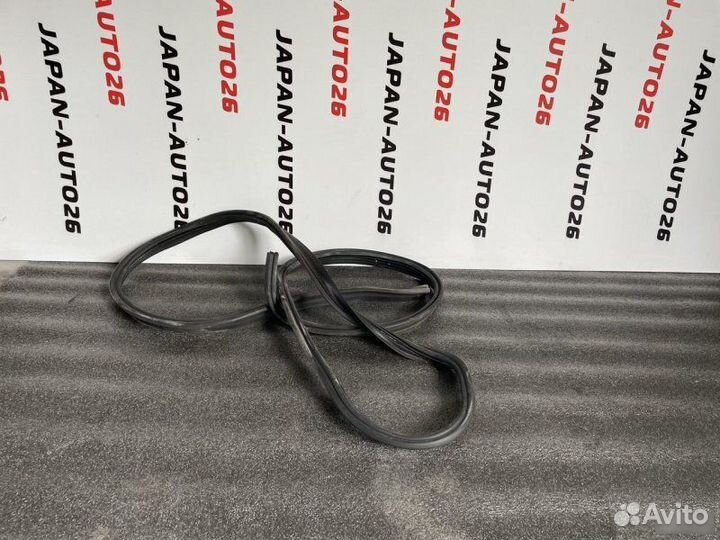 Уплотнительная резинка капота Audi A4 B8 2.0 tfsi