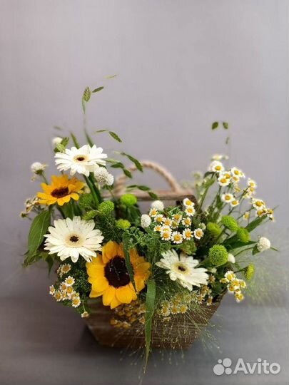 Цветочная композиция в ящике гербера подсолнух
