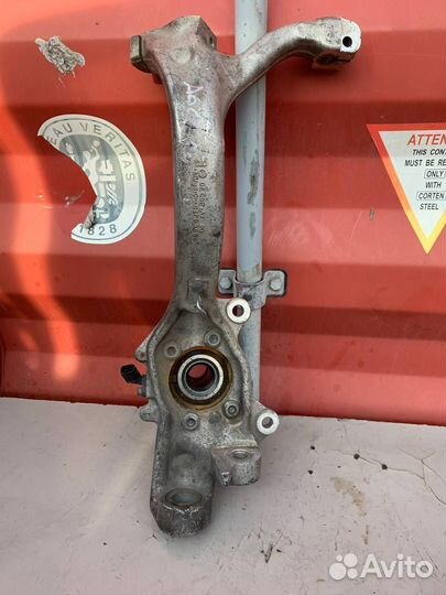 Поворотный кулак правый Ауди А6 передний