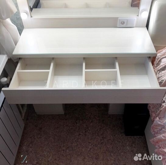Гримерный стол и гримерное зеркало с подсветкой