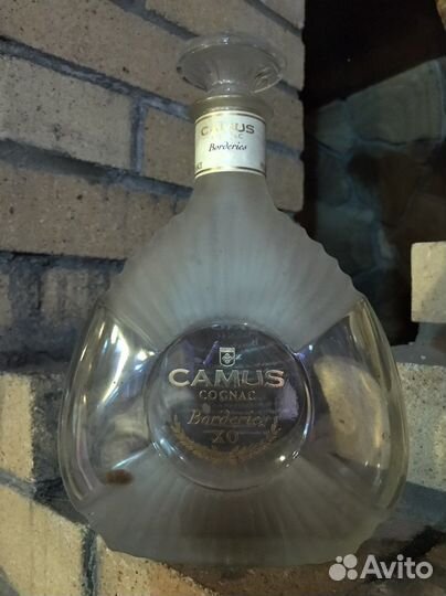 Пустая бутылка из под коньяка